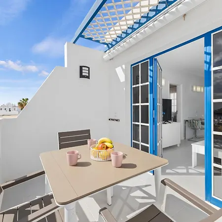 Sea View Terrace, 3 Min Pool & Fast Wifi Apartman